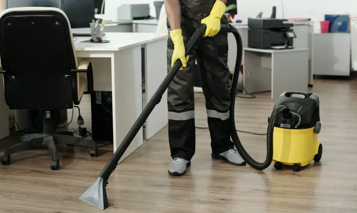 odkurzanie podłogi w biurze