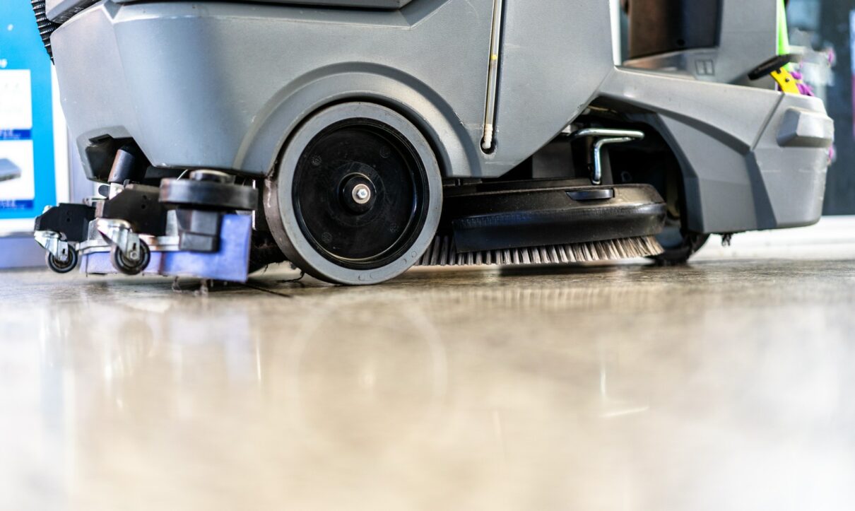 Jak przebiega proces maszynowego mycia posadzek i dlaczego jest skuteczny?