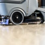 Jak przebiega proces maszynowego mycia posadzek i dlaczego jest skuteczny?