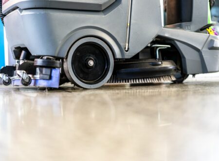 Jak przebiega proces maszynowego mycia posadzek i dlaczego jest skuteczny?