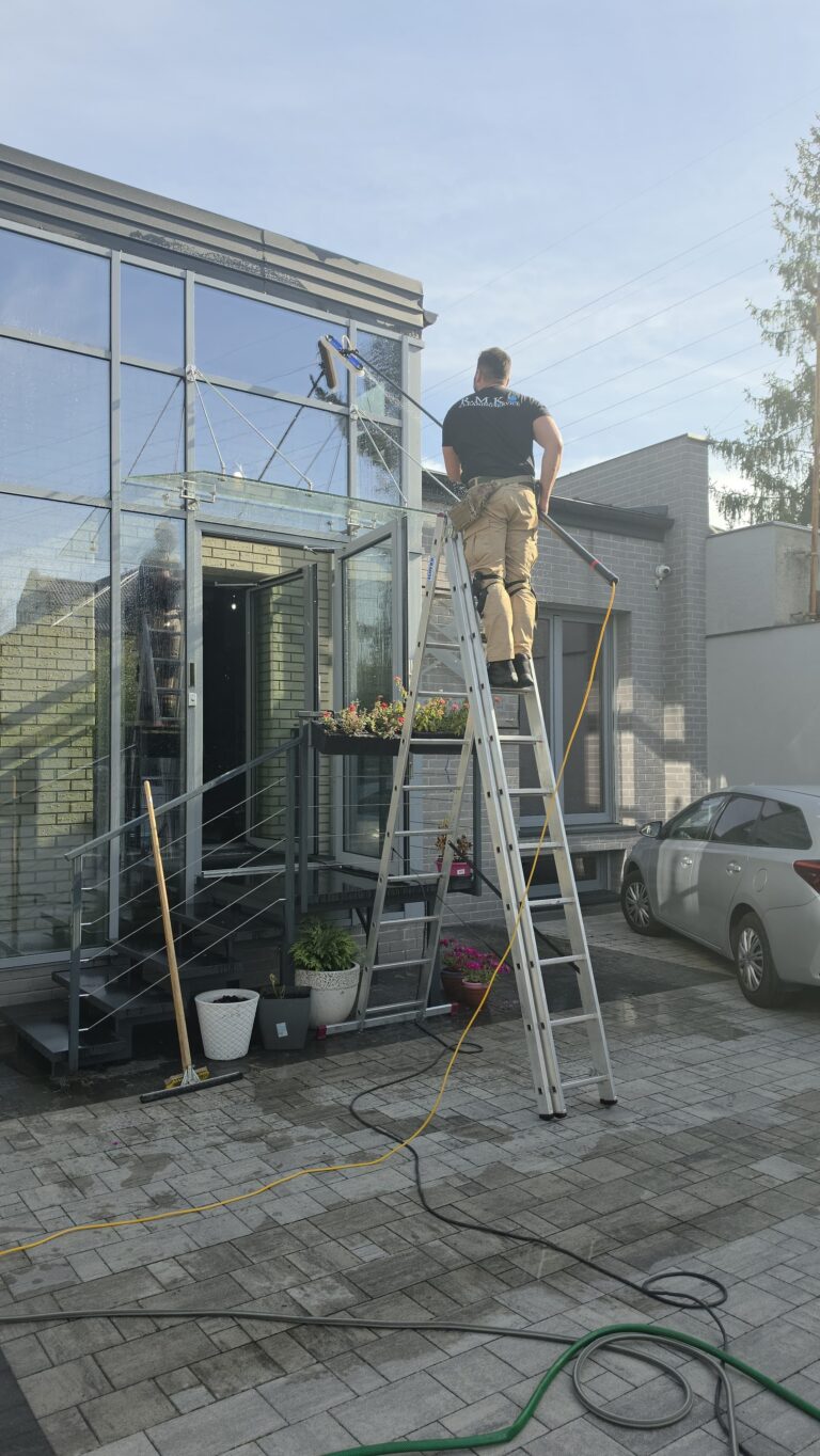 Mycie przeszkleń w firmie DOMINO COMPUTER w Legionowie – realizacja R.M.K Cleaning Service