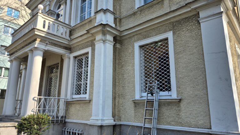 Profesjonalne mycie okien w rezydencji ambasadora Słowacji w Warszawie – prace R.M.K Cleaning Service.