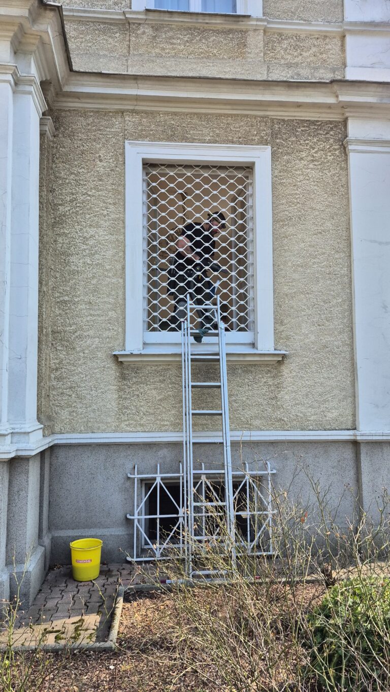 Mycie przeszkleń od strony wnętrza rezydencji Ambasadora Republiki Słowackiej w Warszawie – R.M.K Cleaning Service.