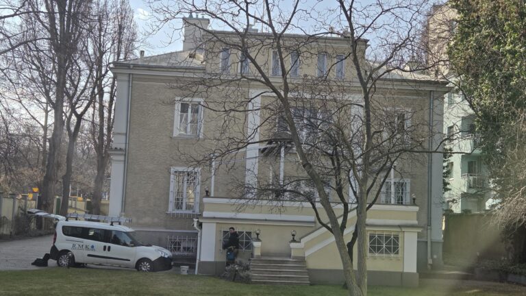 Prace R.M.K Cleaning Service przy myciu okien rezydencji Ambasadora Republiki Słowackiej w Warszawie.
