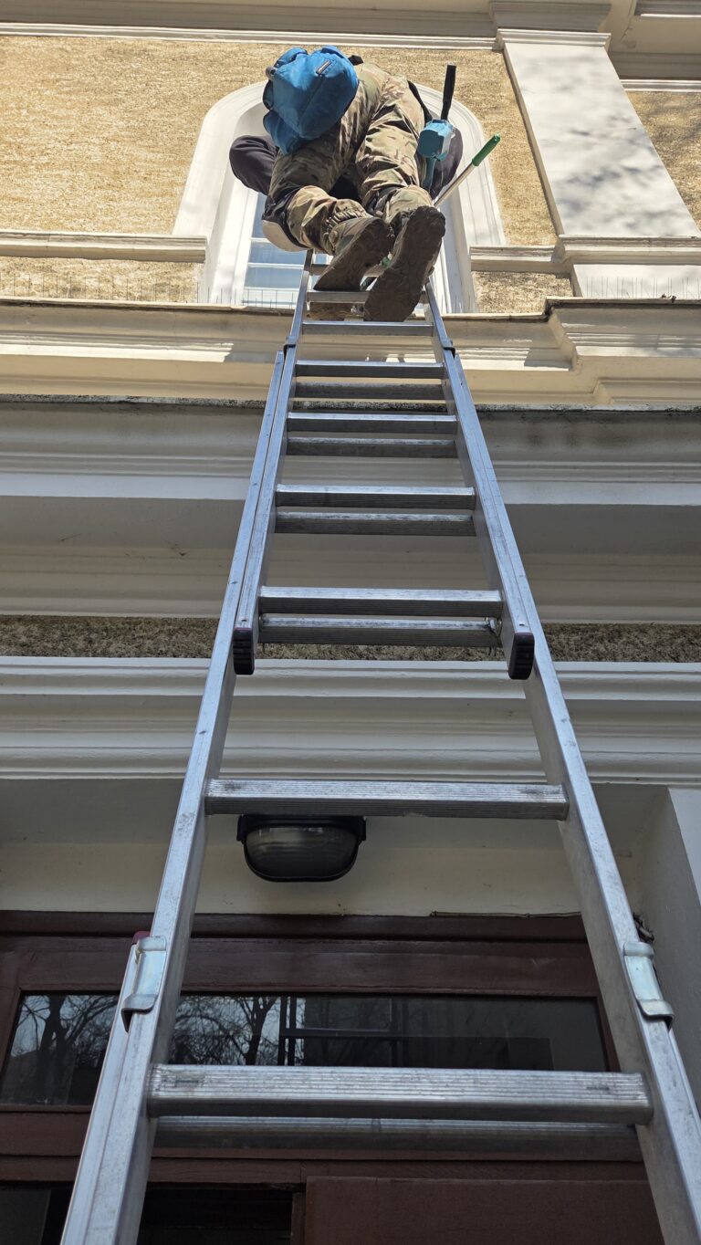 Mycie okien w rezydencji Ambasadora Republiki Słowackiej w Warszawie – realizacja R.M.K Cleaning Service.