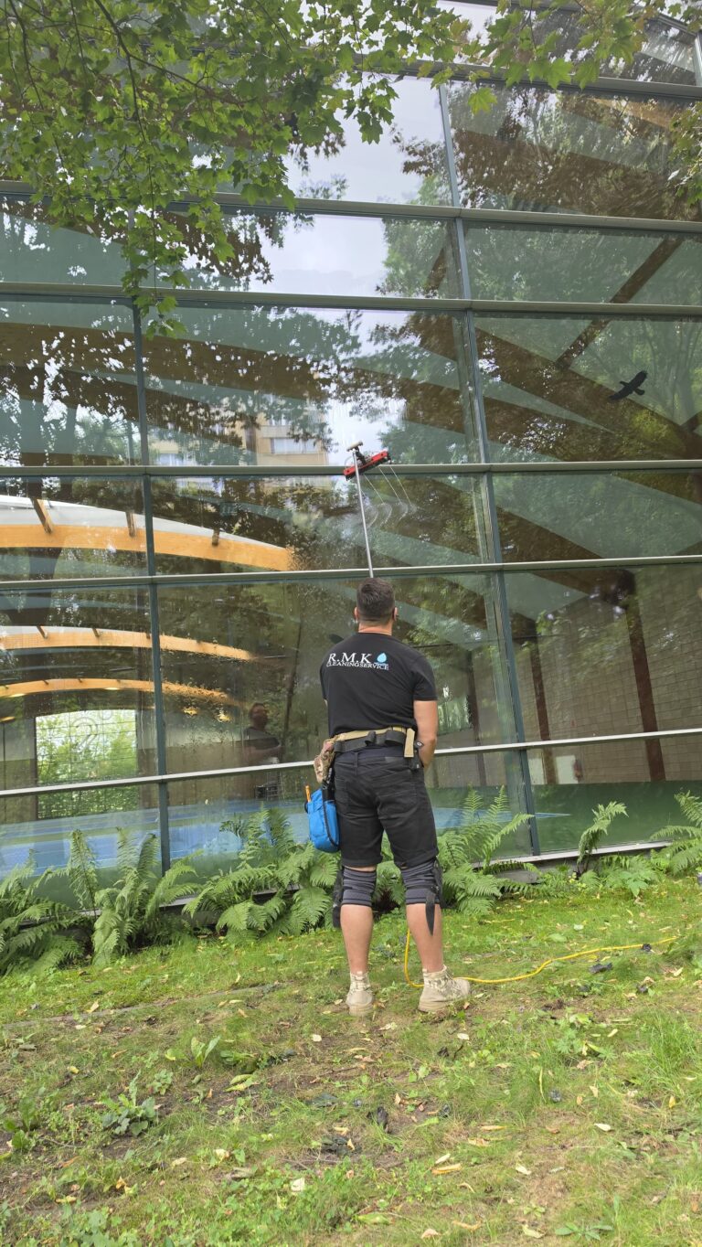 Mycie dużych przeszkleń w obiekcie Sinnet – realizacja R.M.K Cleaning Service