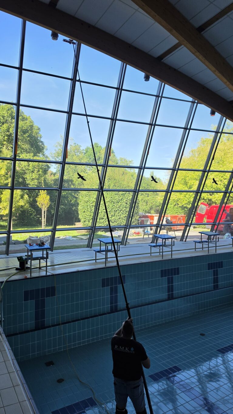 Prace zespołu R.M.K Cleaning Service przy przeszkleniach obiektu Sinnet