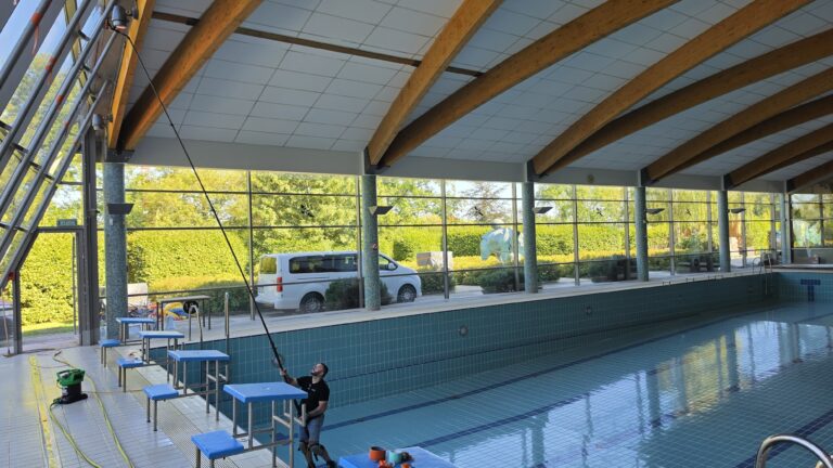 Mycie okien i przeszkleń wodą demineralizowaną w realizacji Sinnet