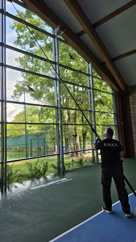 Czyszczenie fasady szklanej wodą demineralizowaną