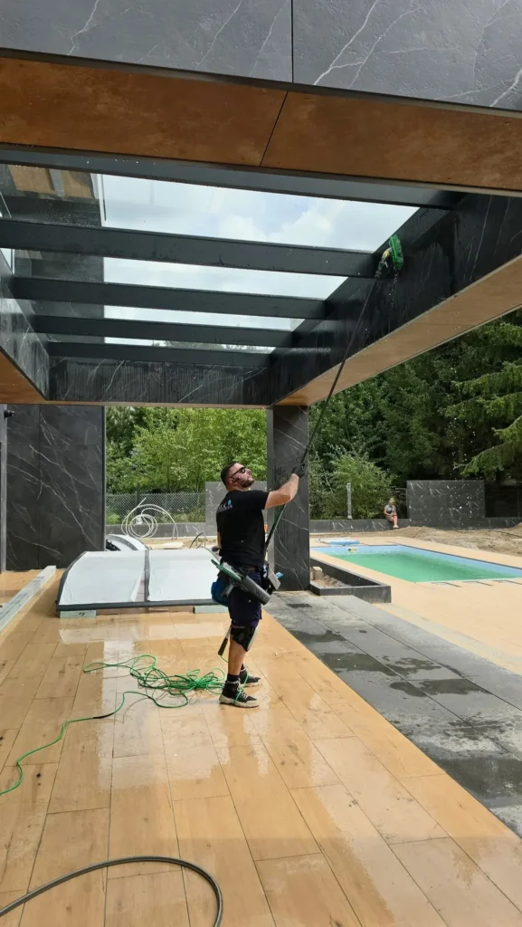 Mycie przeszkleń wodą demineralizowaną Warszawa – R.M.K Cleaning Service